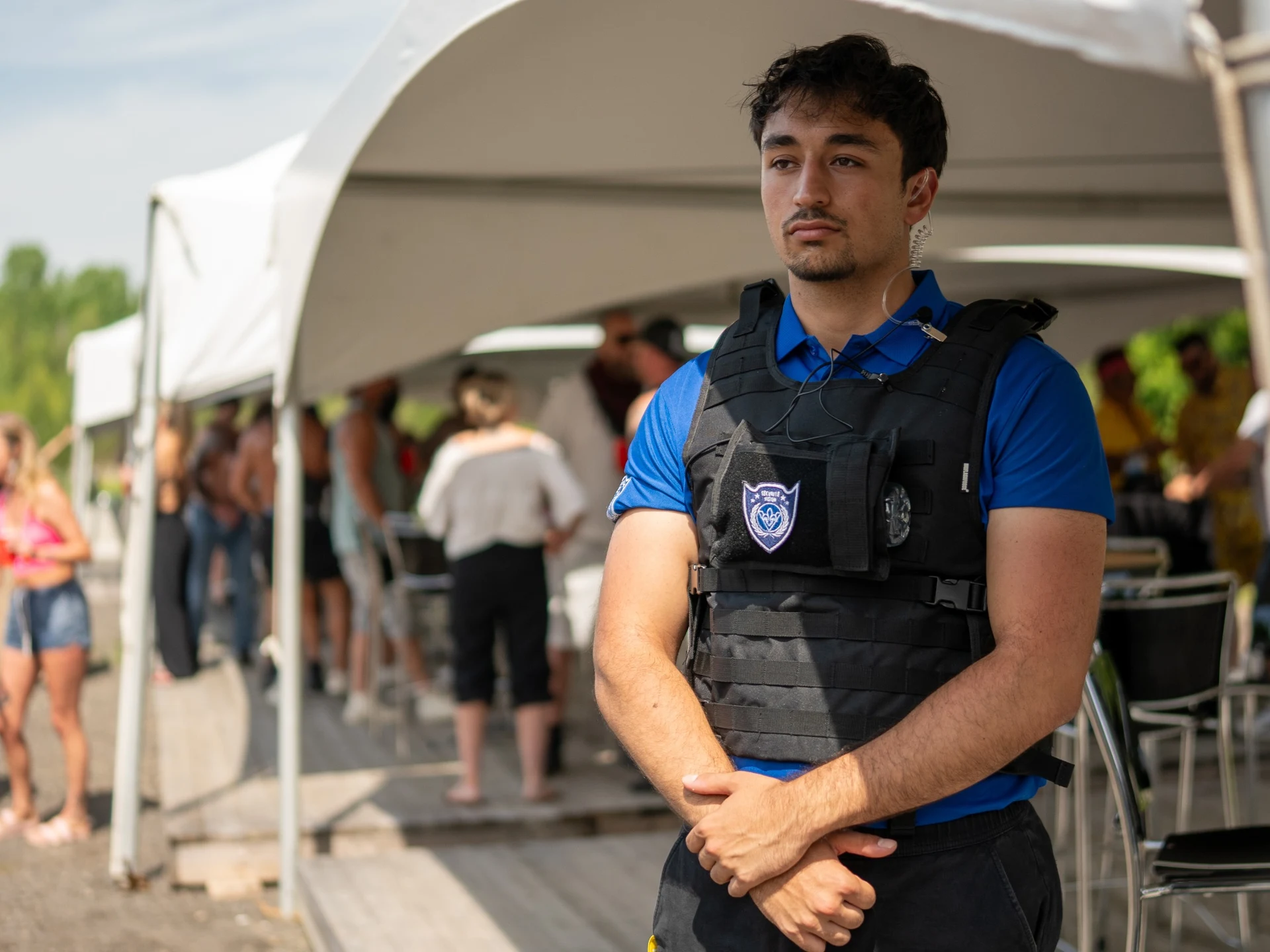 Liam, agent de Vision Sécurité, en poste devant la scène