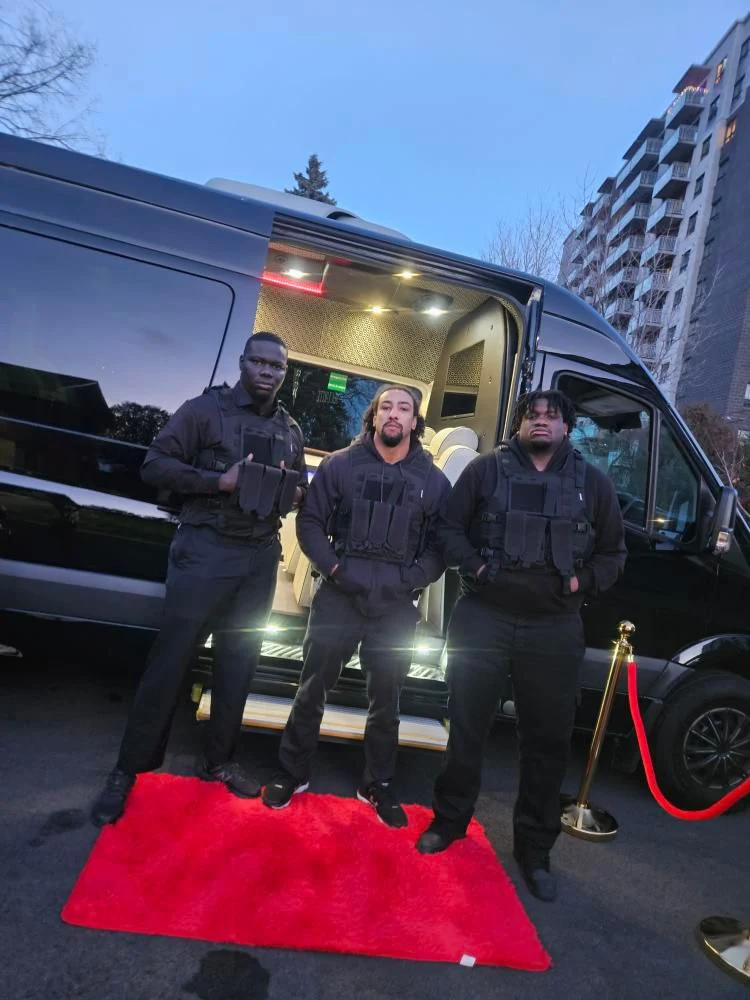 Cortège de VUS blindés avec une équipe de protection rapprochée