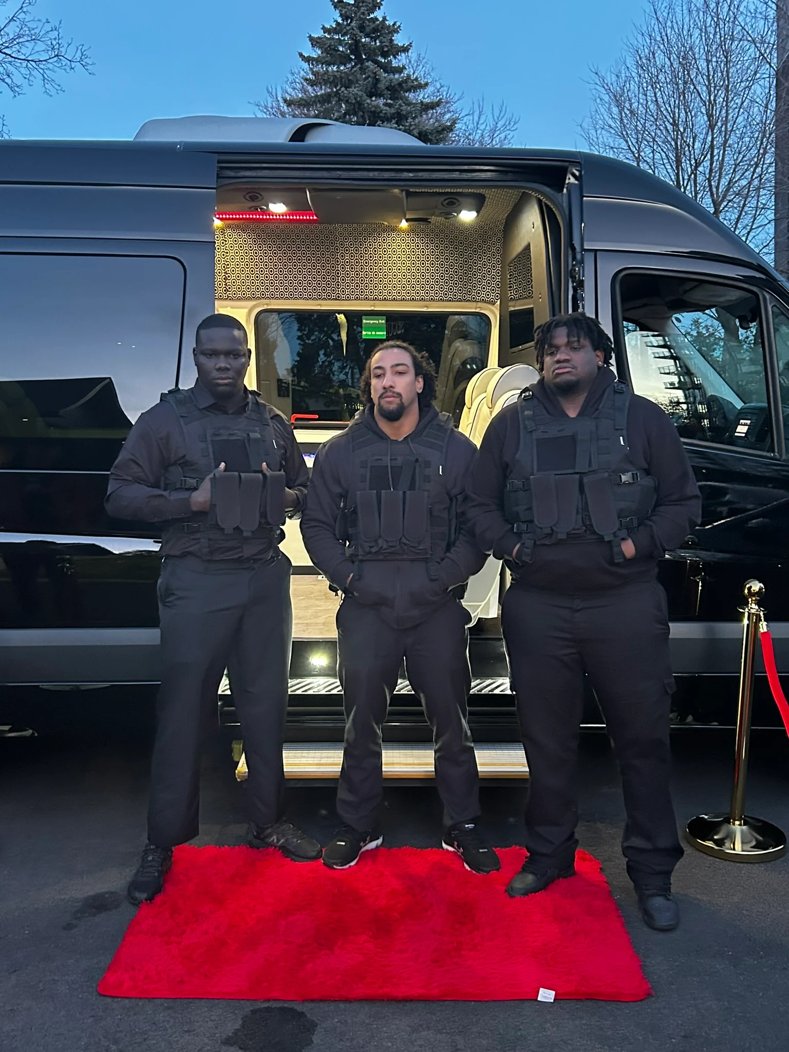 Équipe de protection rapprochée gérant une arrivée sur le tapis rouge