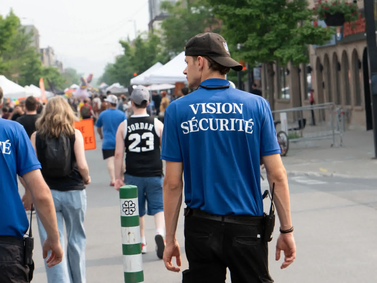 Vision Sécurité agent walking with the crowd