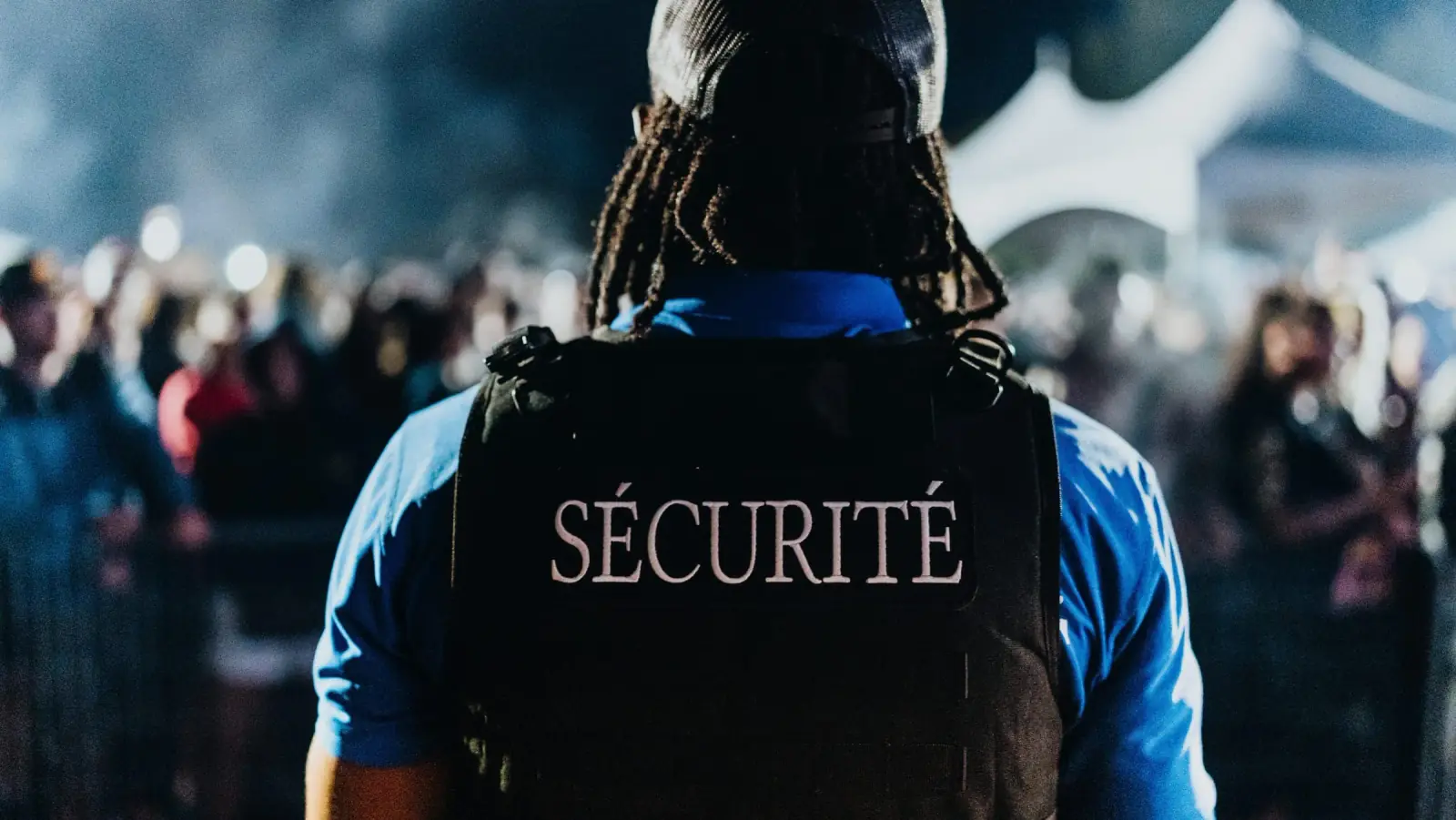 Vision Security event agent in a SÉCURITÉ vest watching the crowd